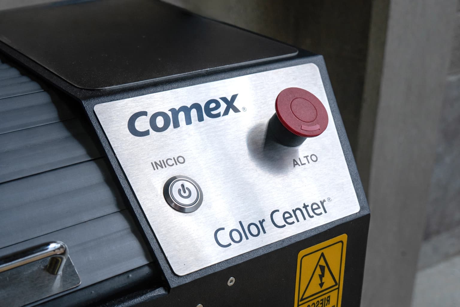 Calibrador digital midiendo pieza de precisión - TINTEC