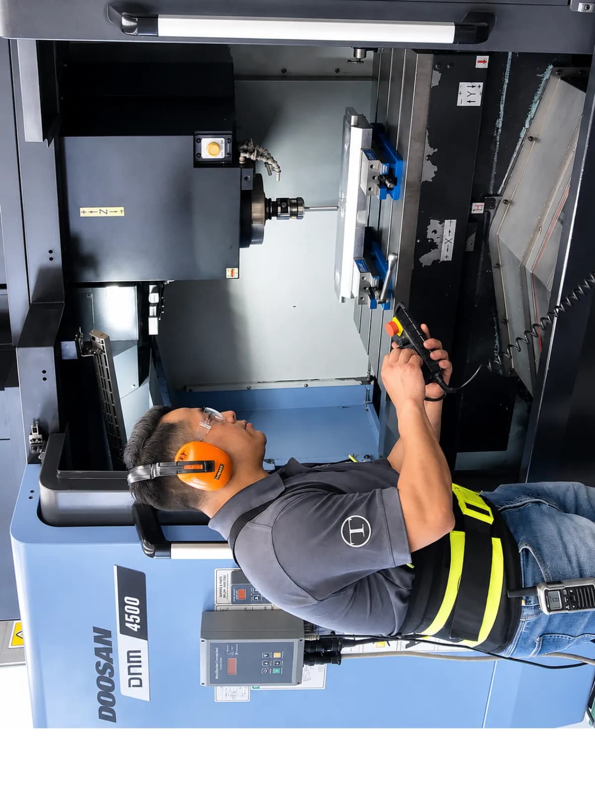 Ingeniero TINTEC operando maquinaria CNC Doosan